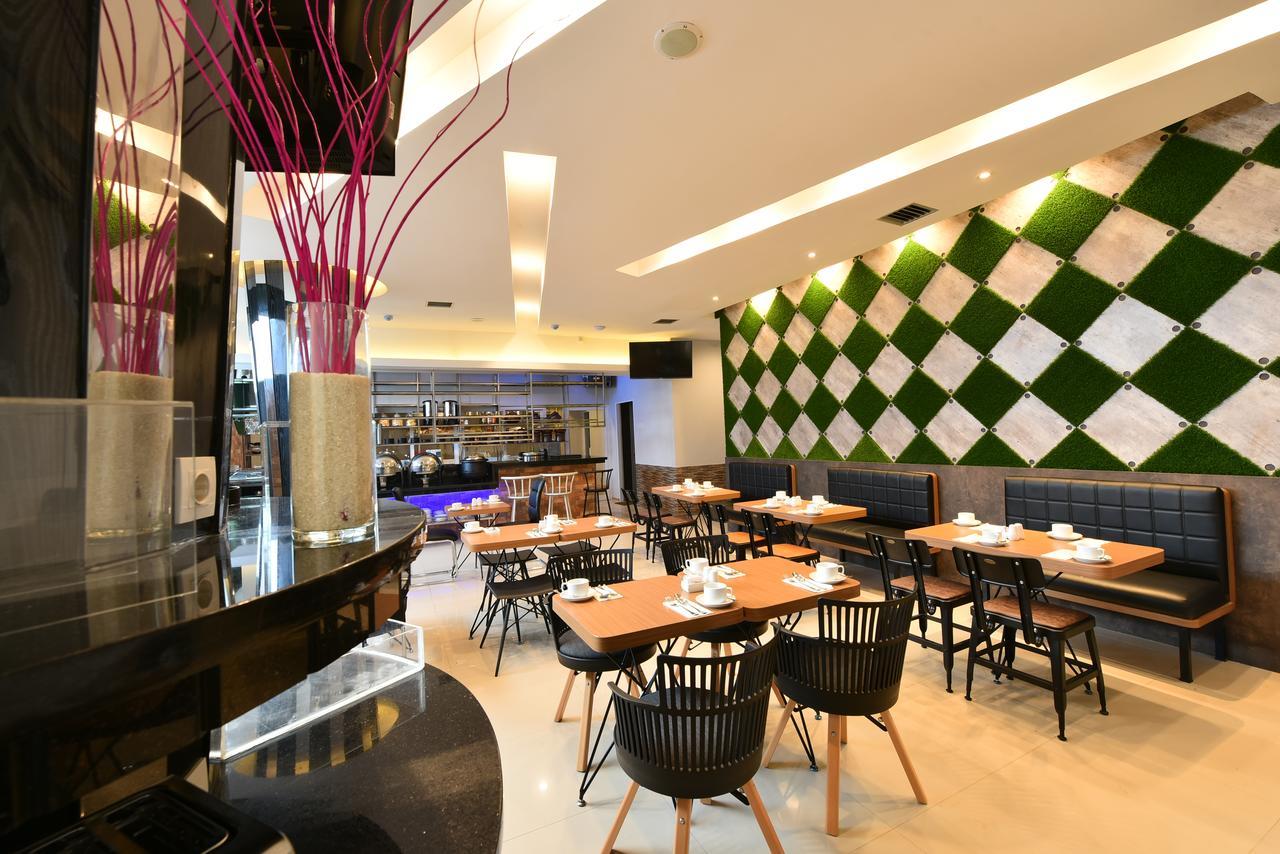 Midtown Xpress Balikpapan Hotel Buitenkant foto