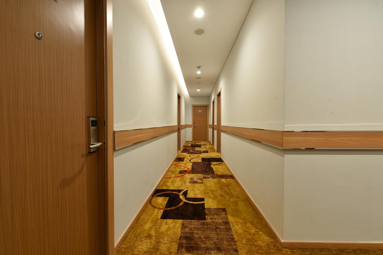 Midtown Xpress Balikpapan Hotel Buitenkant foto